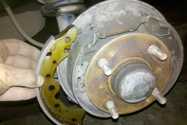 Замена задних тормозных колодок