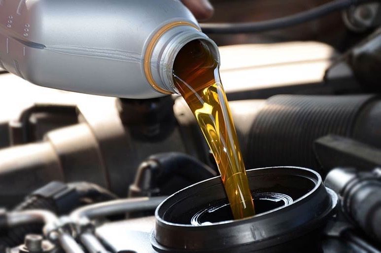 Когда менять масло в двигателе автомобиля?