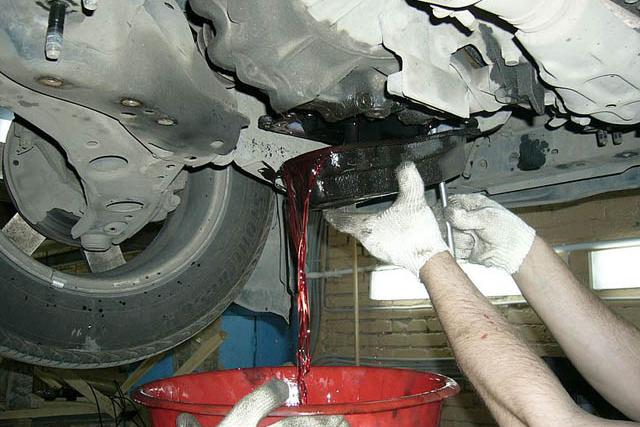 Замена масла в коробке МКПП (механика) и АКПП (автомат)