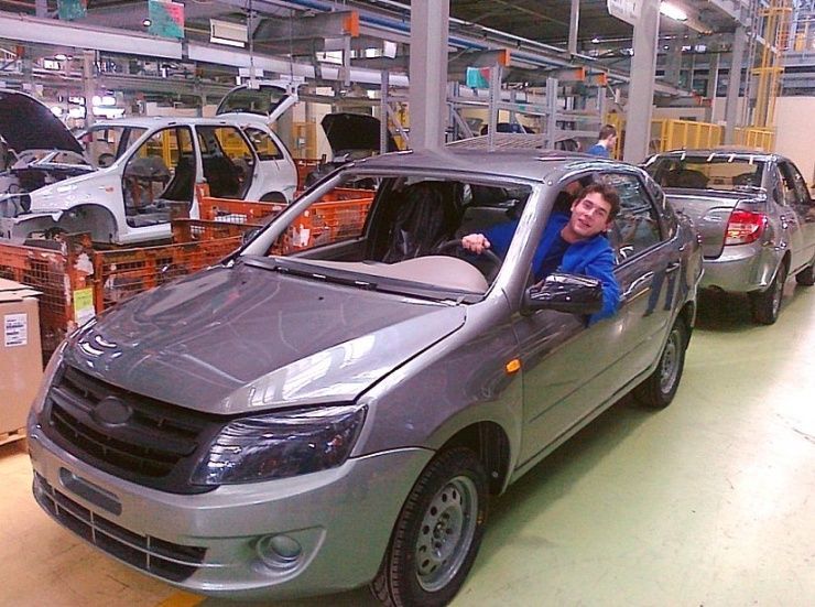 Продажи автомобилей в России снизились