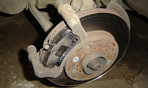 Замена передних тормозных колодок