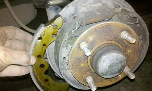 Замена задних тормозных колодок